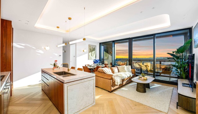 Highrise Luxury Penthouse Spectacular Views 3B3B1P in Box Hill