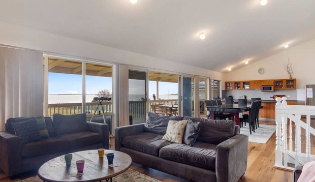 Hindmarsh Hideaway-—Waterfront Pet-friendly Living in Hindmarsh Island