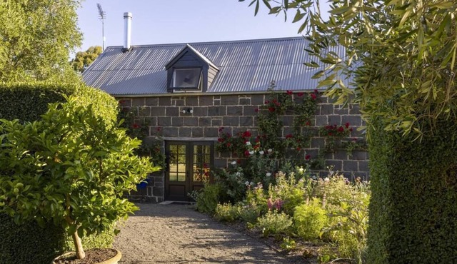 HONEYSUCKLE BARN - A LUXE BARN IN A PRIVATE GARDEN in Kyneton