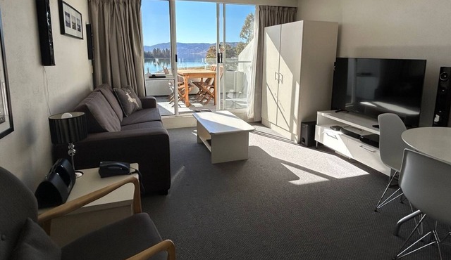 Horizons 317 studio right on the Lake in Jindabyne
