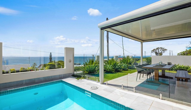 Horizons -Oceanview Luxury Retreat with Plunge Pool, Pet Friendly in Woolgoolga