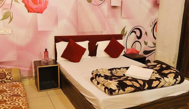 HOTEL CORNER HOUSE - A Budget Stay Rooms