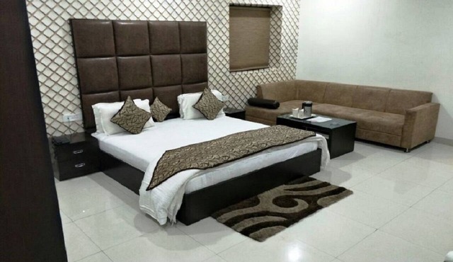 Hotel Mandakini Lush