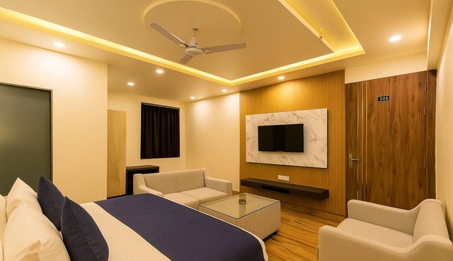 Hotel Manglam Inn Near CCS International Airport