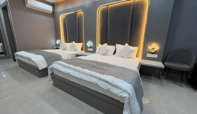 Hotel R J Heights