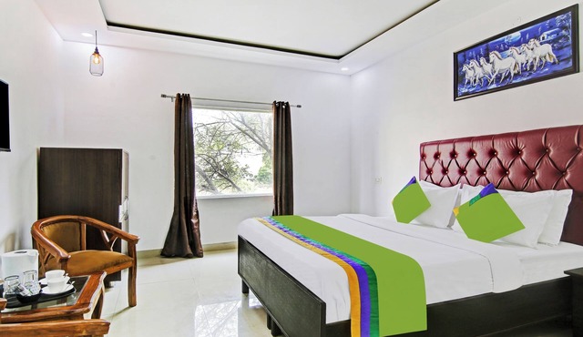 Hotel Royal Empire Near PEC-PGI-PU-Sukhna Lake-Rock Garden-Rose Garden Chandigarh