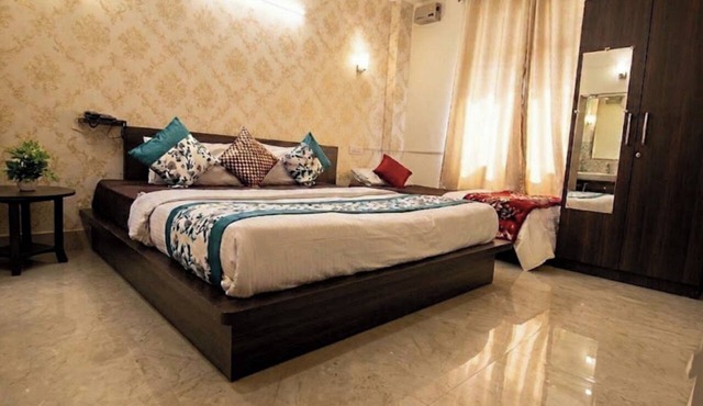 Hotel Sada Shiv near Kashi Vishwanath Temple & River| Parking