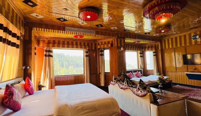 Hotel shimla hills international in Theog