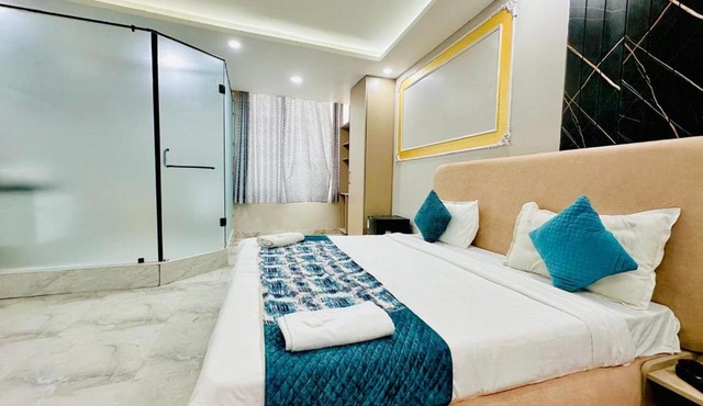 Hotel The Grand Villa by Signature Stayz Near International Airport