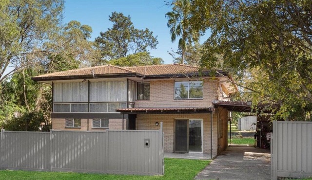 House with huge back yard and side access, 11 Beds in Riverview