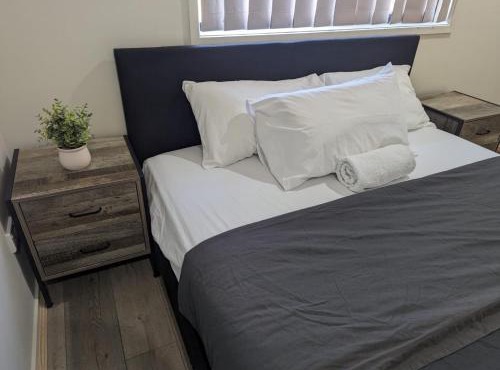 Huge Holiday Home 4Beds 2Baths in Gladstone near Shopping Center in Gladstone