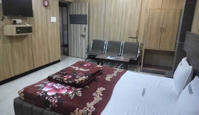 I-ROOMZ Udhyan Residency