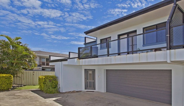 Immaculate 3BR townhouse 500m from beach, river & village with BBQ patio, air-con in Evans Head