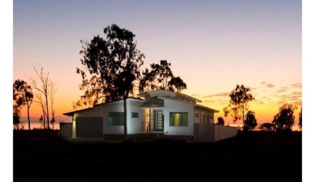 Immaculate Ocean Front Family & Pet Friendly Home in Midge Point