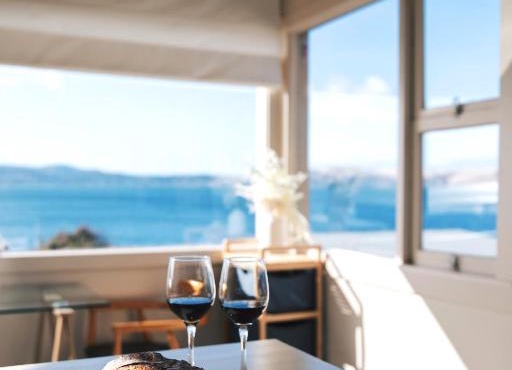 Incredible Waterview - 4 Bedroom Hobart Waterside Cottage in Sandy Bay
