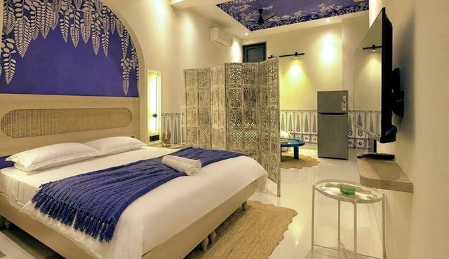 Indigo - Luxury Bathtub Studio at Golf Course Rd