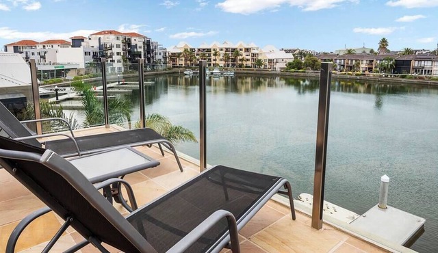 Inner Harbour - Luxe townhouse with a water view in Patterson Lakes