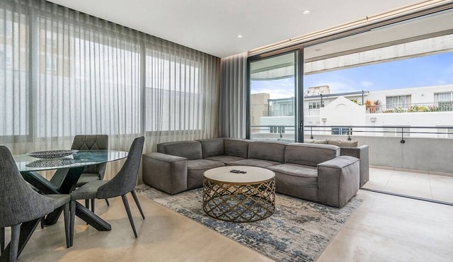 Inviting 2BR Unit w Parking near Coogee Beach in Coogee