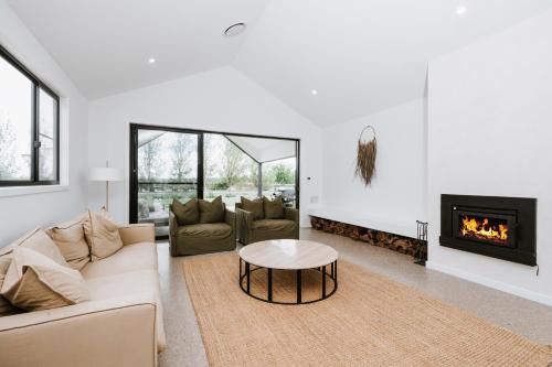 Jarli Barn - Refined Wine Country Retreat with Pool in Mudgee
