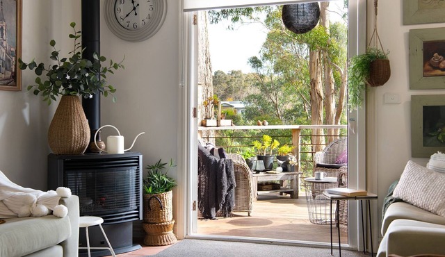 Kellaway's- charming cottage with sunny deck and gas log fire in Hepburn Springs