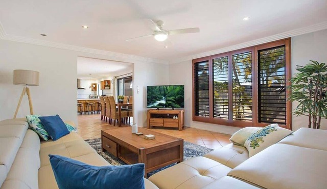 La Vida Coastal Luxury with Pool Broadbeach in Broadbeach Waters