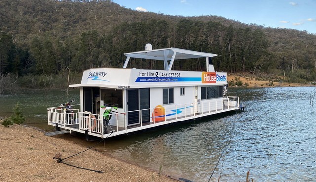Lake Eildon Houseboat hire in Eildon