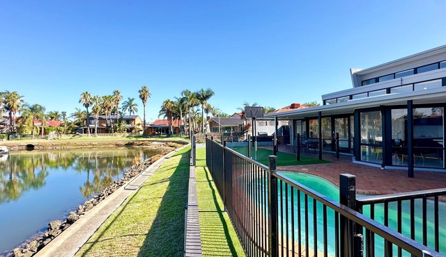 Lakefront/View/Swimming Pool/6B4B/Shopping Nearby in Patterson Lakes