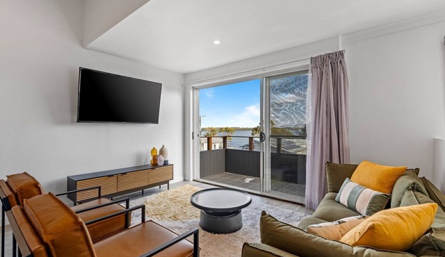 Lakeside 2-Bed Retreat with Sunny Balcony in Buff Point