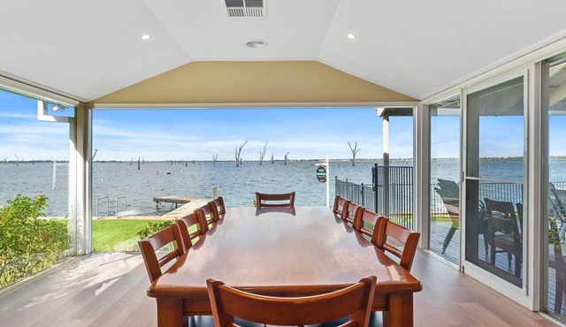 Lakeside Mulwala absolute waterfront with older private jetty in Mulwala