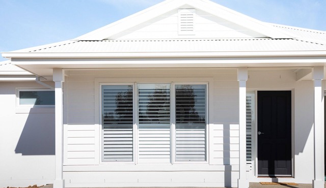 Large 4 bedroom home sleeps 10 guests - on golf course in Yarrawonga