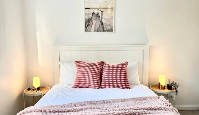 Large Granny Flat Easy Access to CBD & Bayside in Belmont