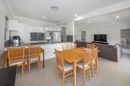 Large house 7 mins from Airport in Brisbane
