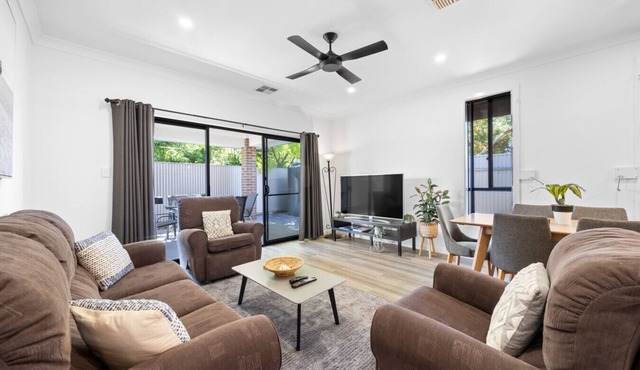 Largs Tides—Modern Stay Between Beach & Dining in Largs Bay