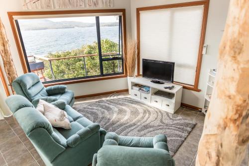 Larus Waterfront Cottage in White Beach