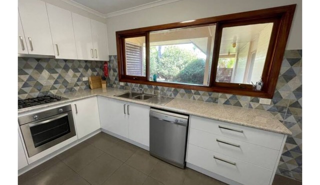 Latrobe Valley Guest House - 4 Bedrooms - 2 Bathrooms in Traralgon