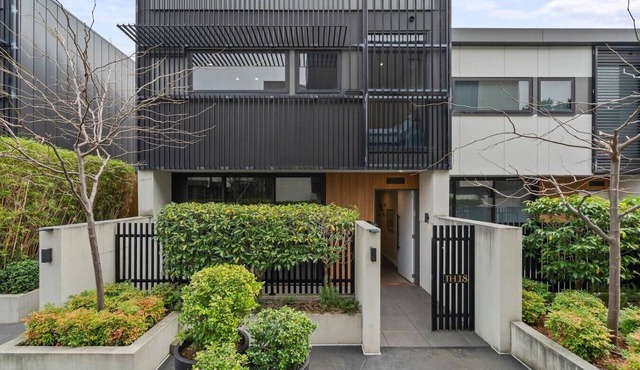 Leafy Caulfield Townhouse - (pool, car park, BBQ) in Caulfield North