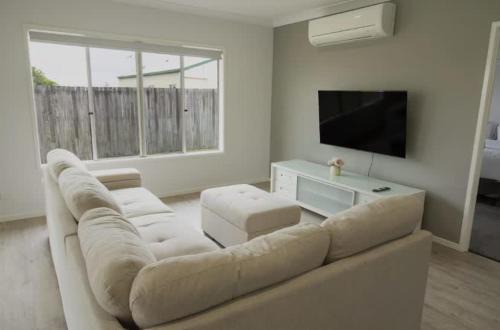 Leafy Plainland Living Spacious 4-Bedroom Retrea in Plainland