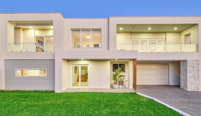 Lighthouse Beach Coastal Bliss - Pool, Beach, Shops, Ideal for families. in Port Macquarie