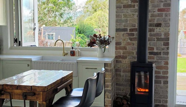 Little Possum Retreat | Spa, Fire, Pet Friendly & Walkable in Moss Vale