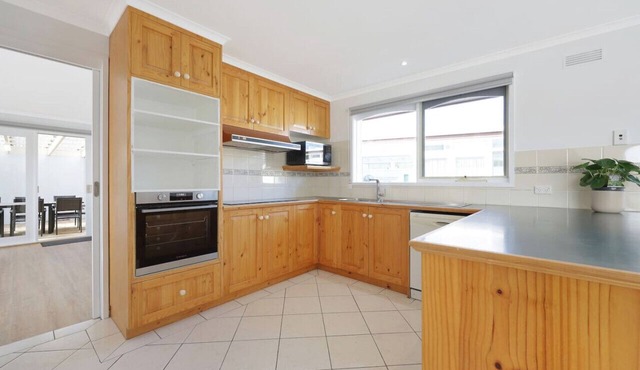 Logans Beach Whale Nursery Apartments - BeachHouse in Warrnambool