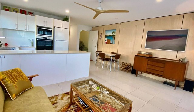 Lou's Tiki Pad - Beachfront Bilinga - Min. 2 Night Stays! in Bilinga