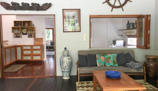 Lovely large 2 bedroom home with swimming pool in Cairns