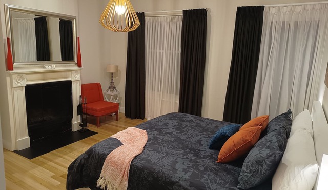 Lux Modern Minimalist Getaway, King, Open Fire, River Access/Views in Township. in Strathalbyn