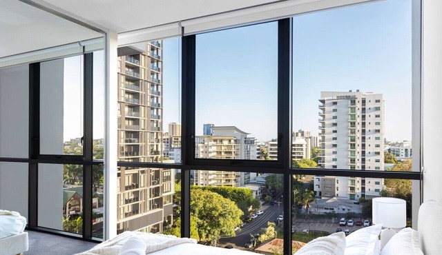 Luxe 2BR |Sleeps 6 |Balcony |Pool |Walk To Suncorp in Milton
