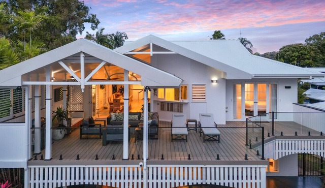 Luxe Beachfront Escape – Steps from Holloways Beach in Holloways Beach