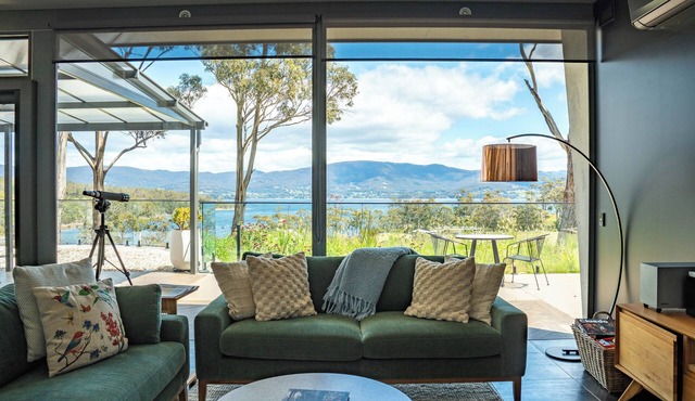 Luxe coastal retreat with sauna, outdoor bath, breathtaking views & pet friendly in North Bruny