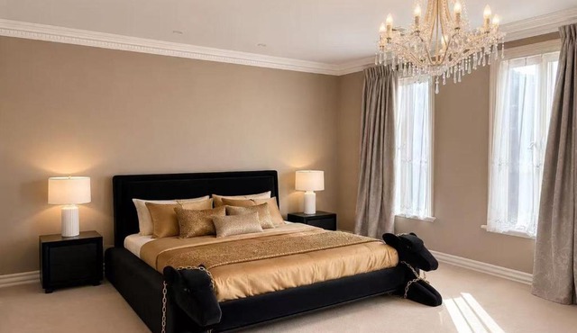Luxurious 6-Bed Glen Iris Villa with Pool & Parking in Glen Iris