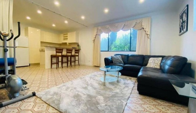 Luxurious Apartment, 9-min from Airport 2BR 2BA in Glenroy