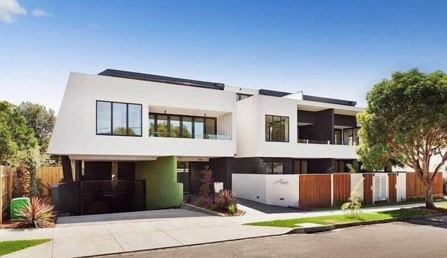 Luxurious Modern 2 Bedroom 2 Bathroom Apartment in Caulfield