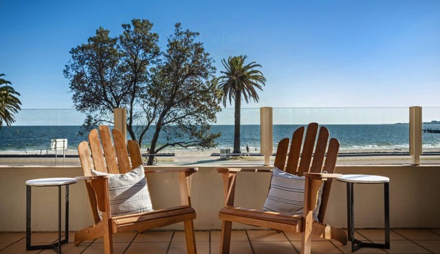 Luxury Beachfront Apartment | Spectacular Bay Views, Pool, Sauna & Gym in Albert Park